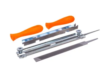 Set na brúsenie pílových reťazí obsahuje okrúhly pilník priemer 5,5 mm + plochý pilník + 2 rukoväte + obmedzovač pätiek so šablónou na uhly